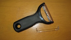 Julienne peeler with guard-reduced image